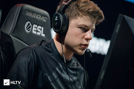 红魔Air新机评测：极光银全面屏与强劲游戏性能结合